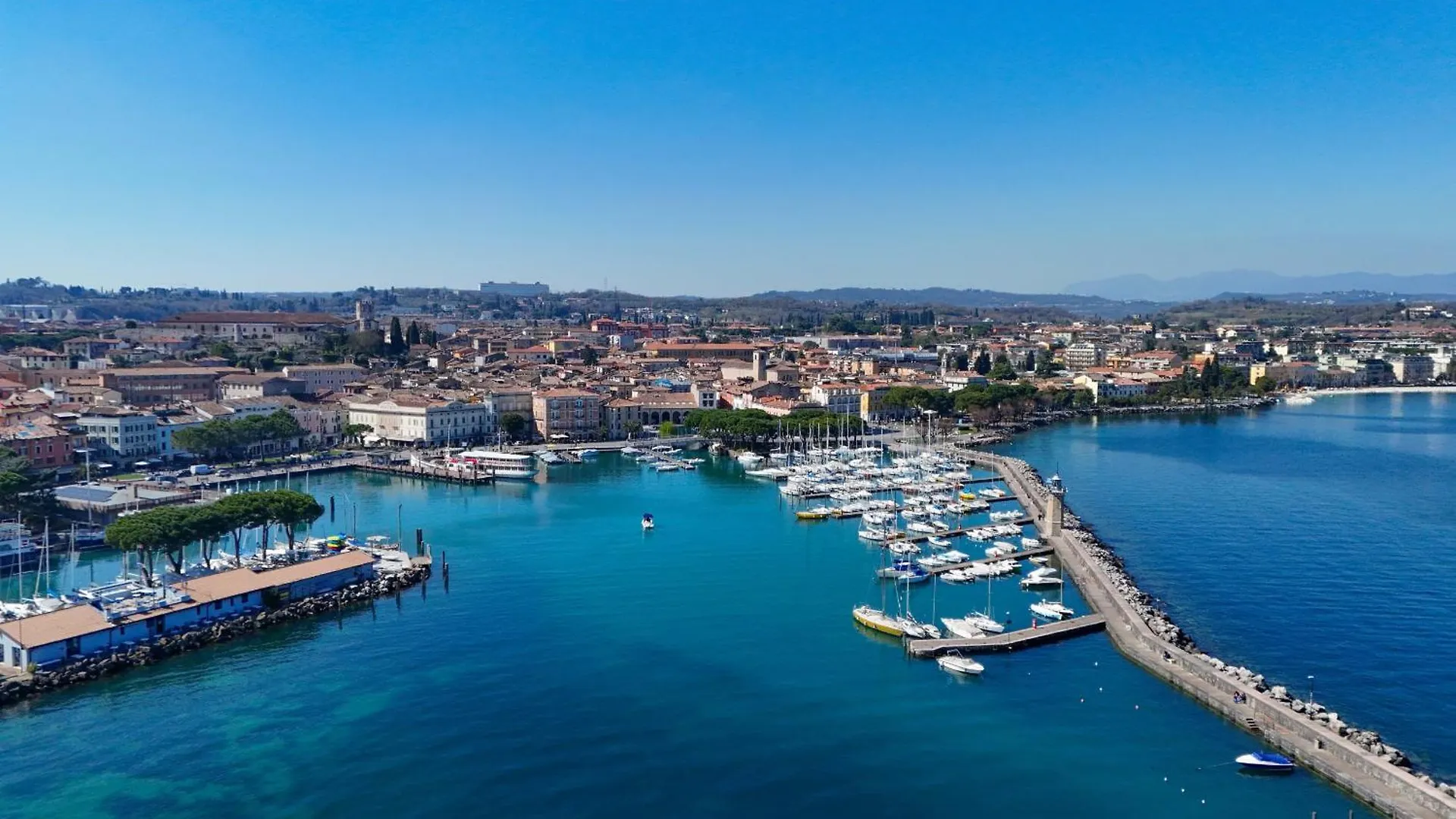 Desenzanoloft Official Partner Marriott Homes & Villas - Cocktail Lake Front Family Apartment Desenzano del Garda 0*,  Italy