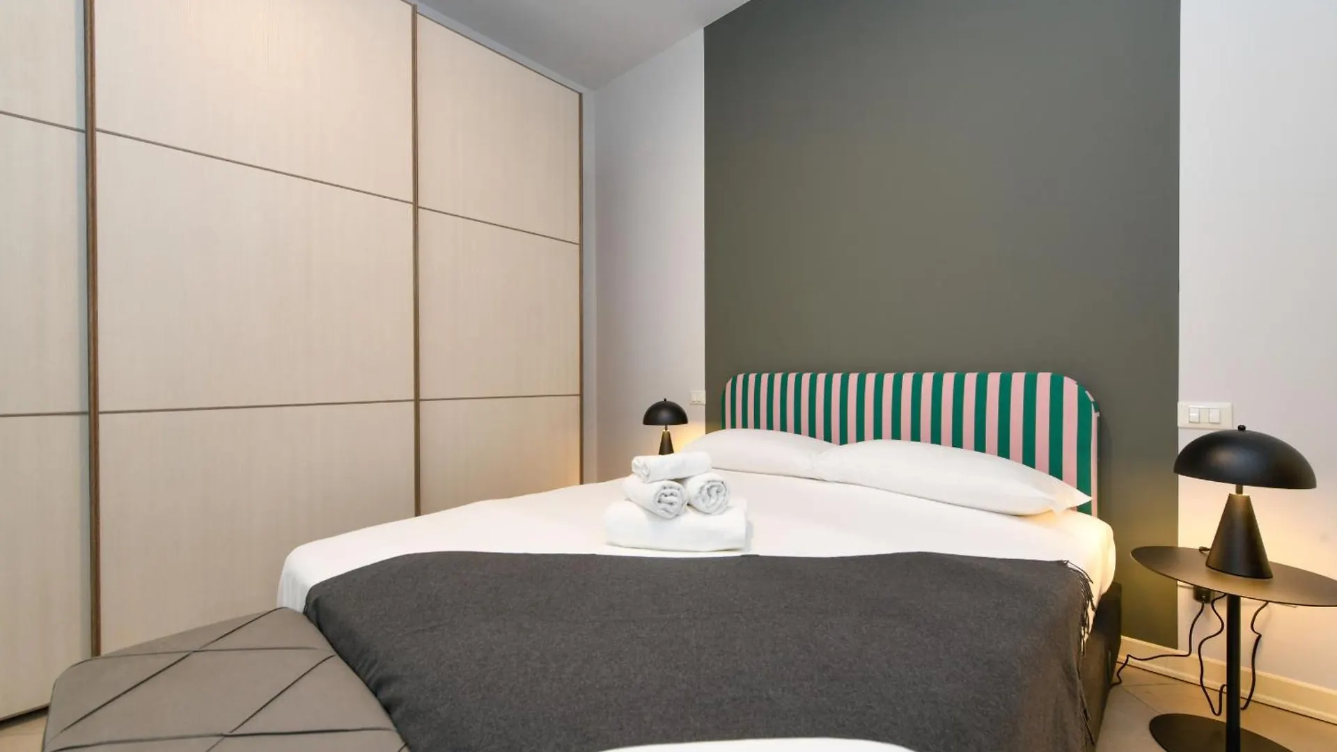 Desenzanoloft Official Partner Marriott Homes & Villas - Cocktail Lake Front Family Apartment Desenzano del Garda Italy