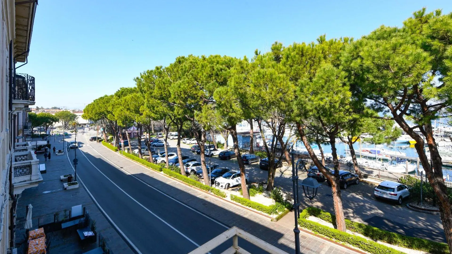 Desenzanoloft Official Partner Marriott Homes & Villas - Cocktail Lake Front Family Apartment Desenzano del Garda 0*,  Italy