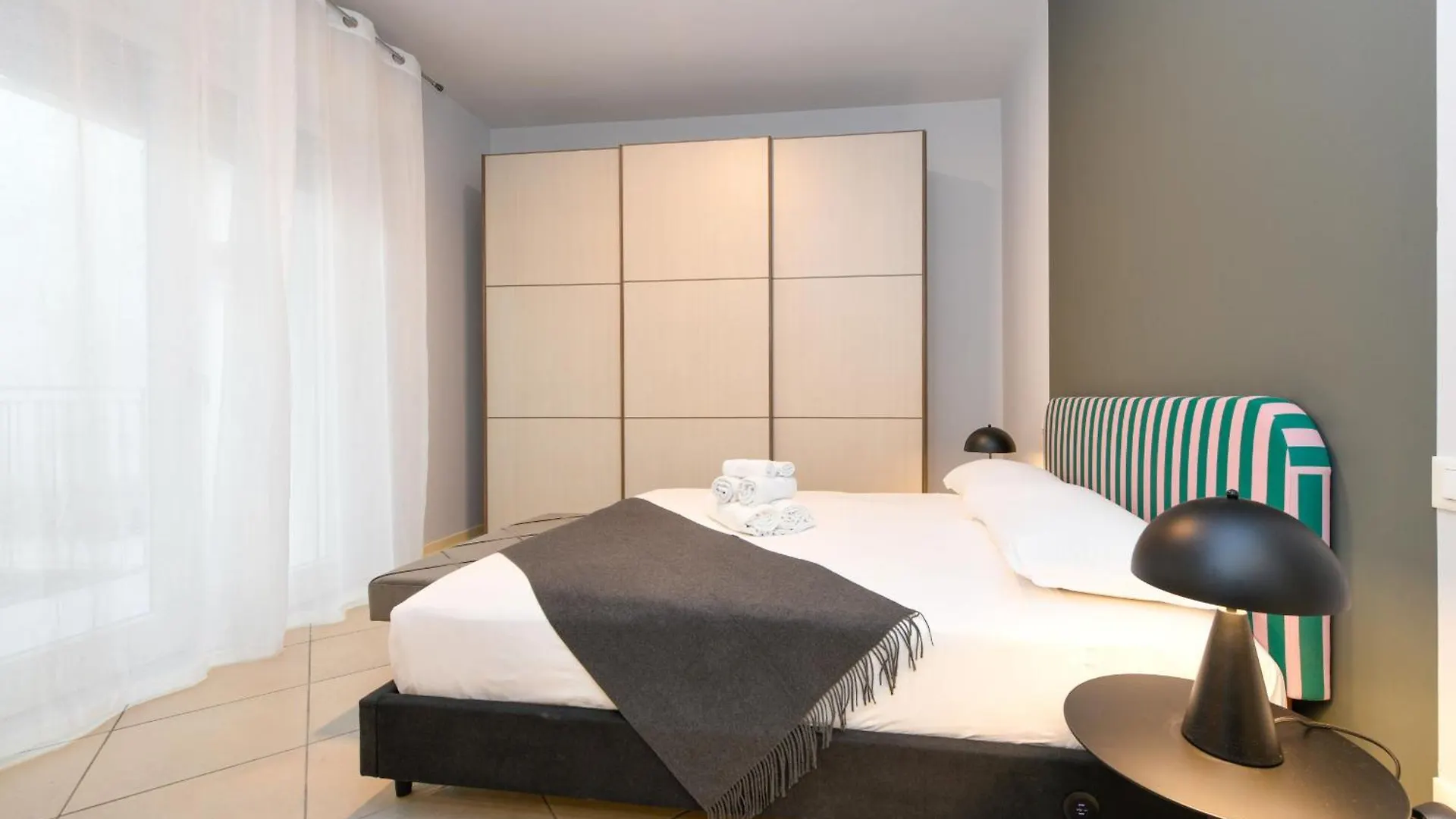 Desenzanoloft Official Partner Marriott Homes & Villas - Cocktail Lake Front Family Apartment Desenzano del Garda