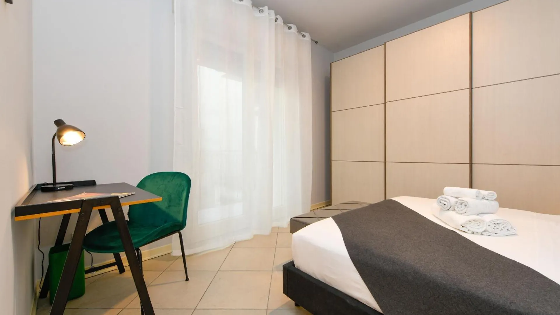 Desenzanoloft Official Partner Marriott Homes & Villas - Cocktail Lake Front Family Apartment Desenzano del Garda Italy
