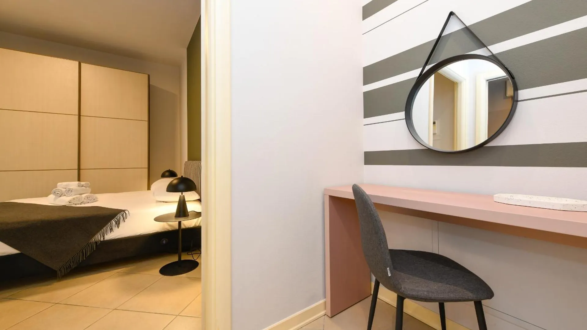 Desenzanoloft Official Partner Marriott Homes & Villas - Cocktail Lake Front Family Apartment Desenzano del Garda