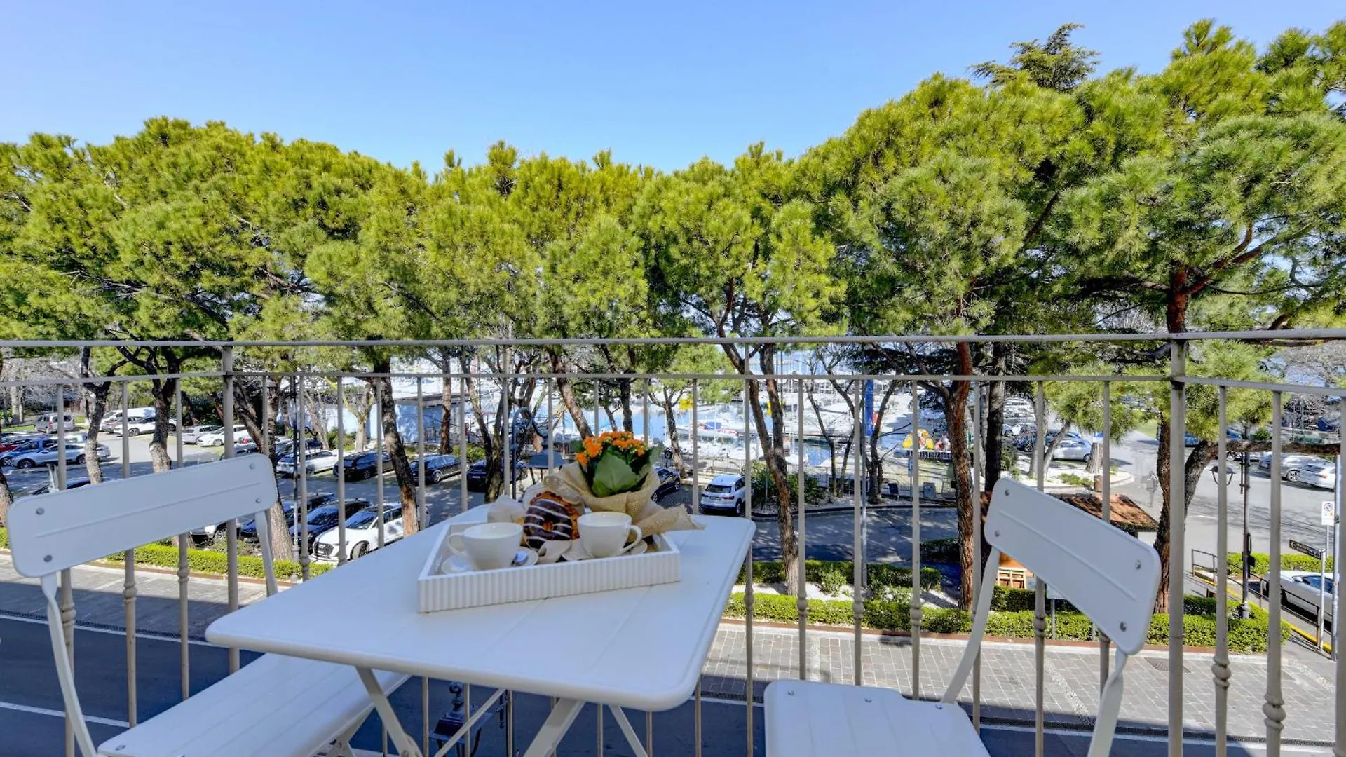 Desenzanoloft Official Partner Marriott Homes & Villas - Cocktail Lake Front Family Apartment Desenzano del Garda Italy