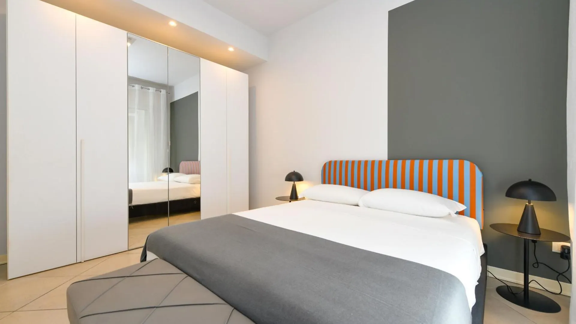 Desenzanoloft Official Partner Marriott Homes & Villas - Cocktail Lake Front Family Apartment デセンツァーノ・デル・ガルダ