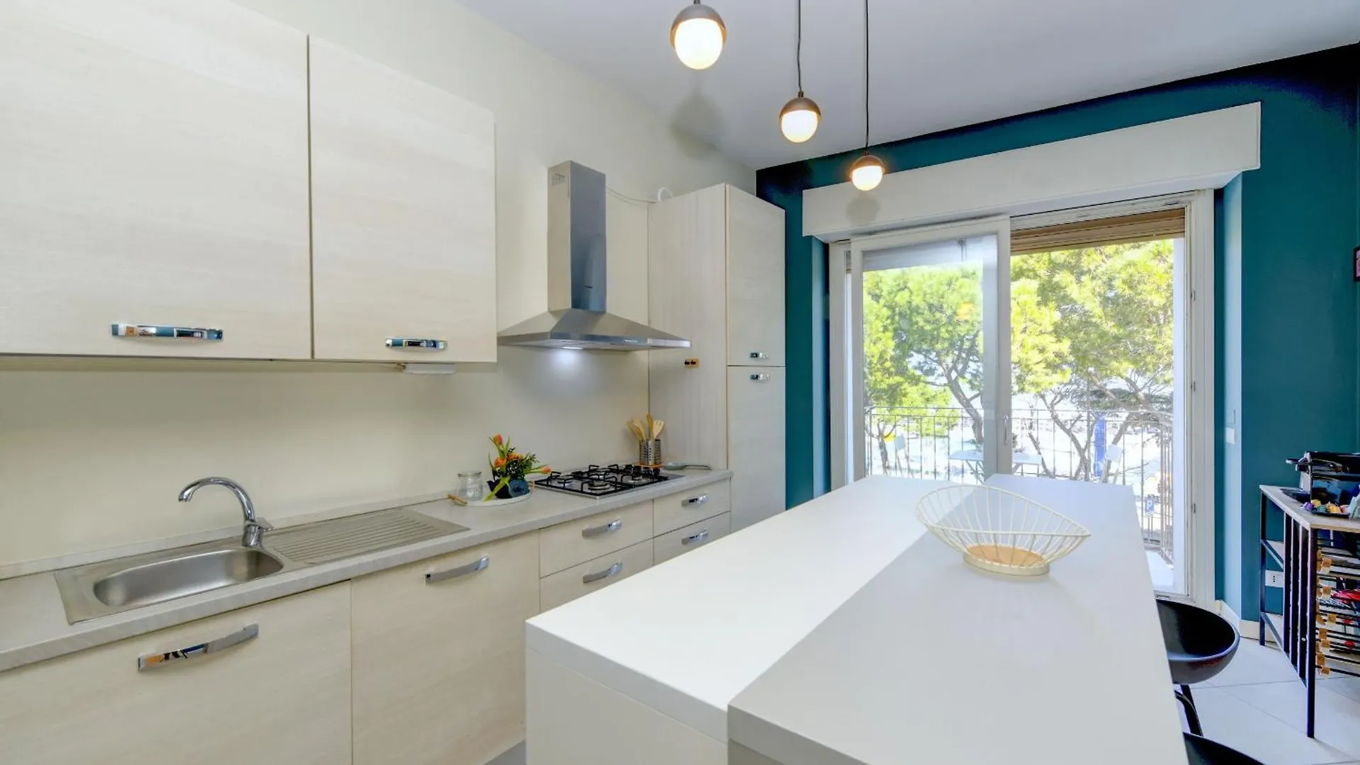 Desenzanoloft Official Partner Marriott Homes & Villas - Cocktail Lake Front Family Apartment デセンツァーノ・デル・ガルダ 0*,  イタリア